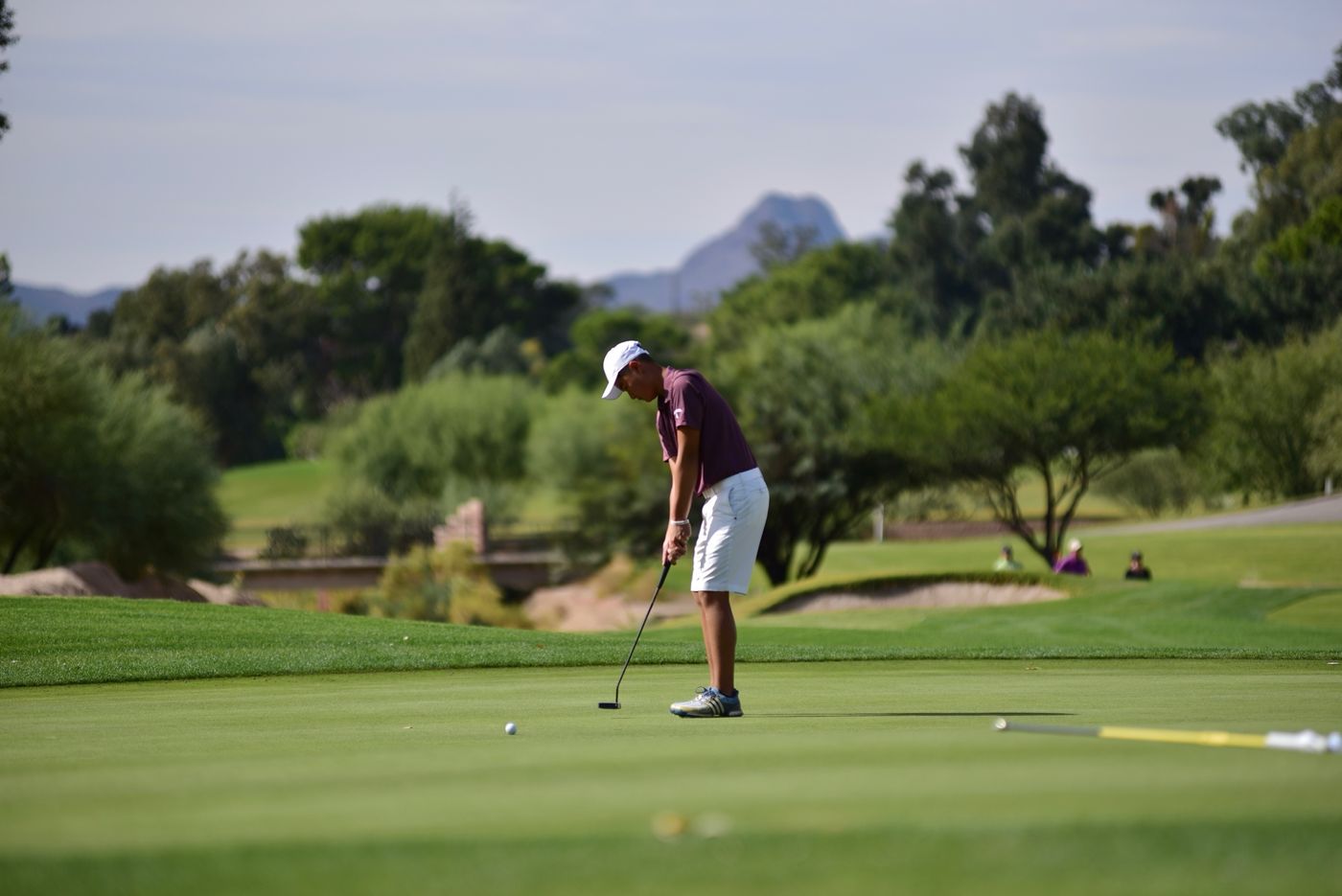 Alexander Yu putting on a golf course in Arizona